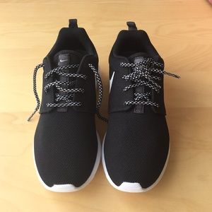 NIKE Women’s Athletic Shoe Size 7